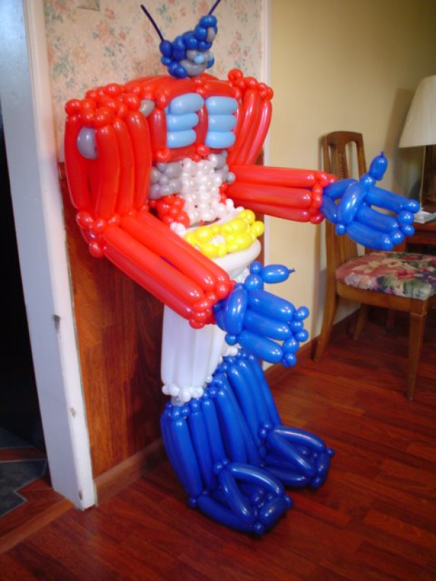 Eine Skulptur von Optimus Prime, dem Transformer, aus roten, weißen und blauen Ballons.