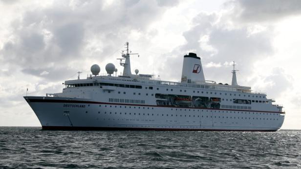 Das Kreuzfahrtschiff „Deutschland“ auf dem Meer.