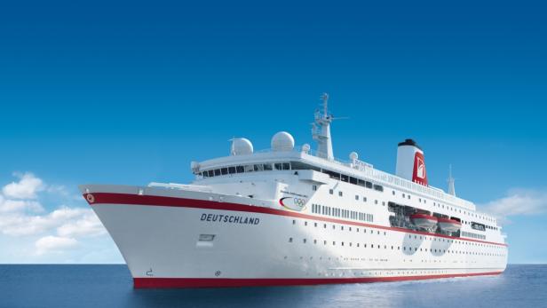 Das Kreuzfahrtschiff „Deutschland“ fährt auf dem Meer unter blauem Himmel.
