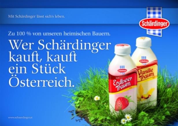 Zwei Flaschen Schärdinger „Erdbeer Traum“ und „Vanille Traum“ auf einem Stück Wiese vor blauem Hintergrund.