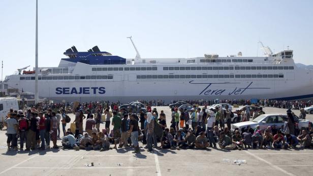Eine große Menschenmenge wartet vor einer Fähre der Reederei Seajets.