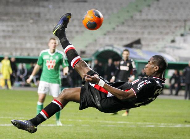 Ein Fußballspieler schießt den Ball mit einem Fallrückzieher.