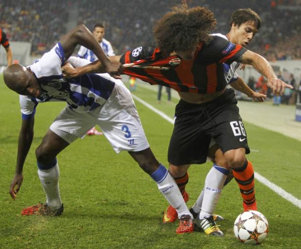 Während eines Fußballspiels zieht ein Spieler am Trikot eines Gegenspielers.
