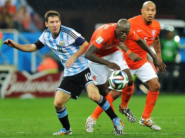 Lionel Messi im Duell mit zwei niederländischen Verteidigern.