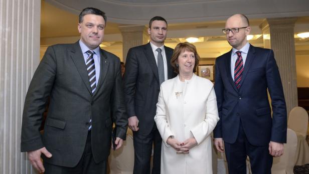 Oppositionspolitiker Oleh Tyahnybok (l), Vitali Klitschko (mitte), Arseny Yatsenyuk (r) und Catherine Ashton