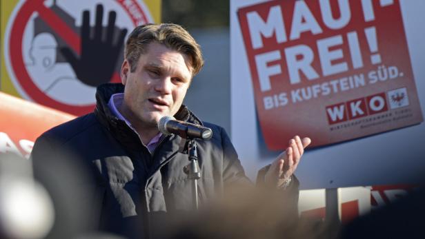 Ein Mann spricht bei einer Kundgebung gegen die Maut.