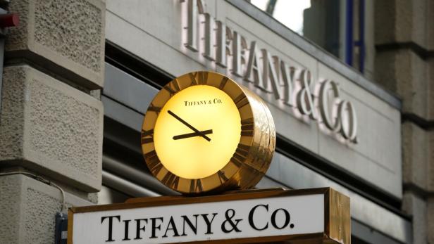Eine goldene Uhr vor dem Tiffany & Co. Geschäft.
