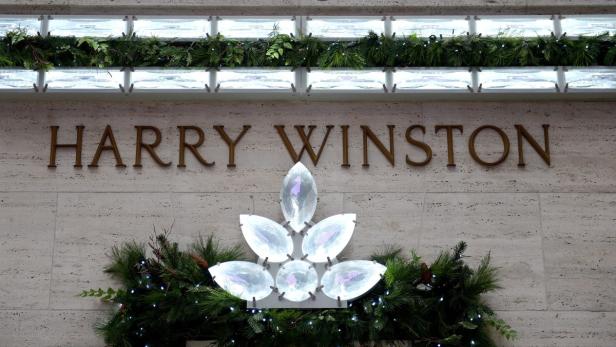 Die Fassade von Harry Winston ist mit einer Weihnachtsdekoration geschmückt.
