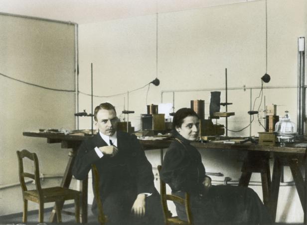 Lise Meitner und Otto Hahn in ihrem Labor, um 1910.