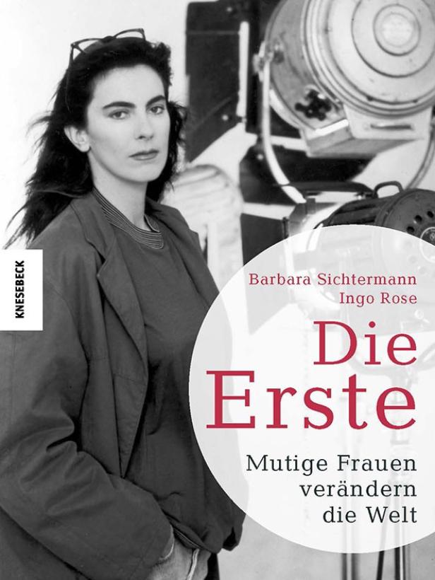 Das Buchcover von „Die Erste: Mutige Frauen verändern die Welt“ mit einem Porträt von Barbara Sichtermann.