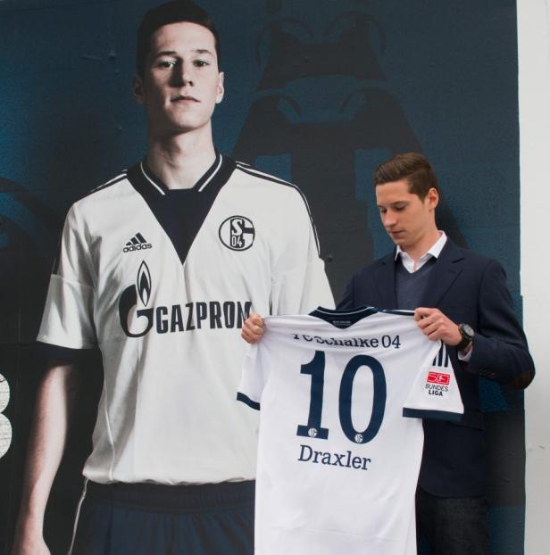 Julian Draxler präsentiert ein Trikot des FC Schalke 04 mit der Nummer 10.