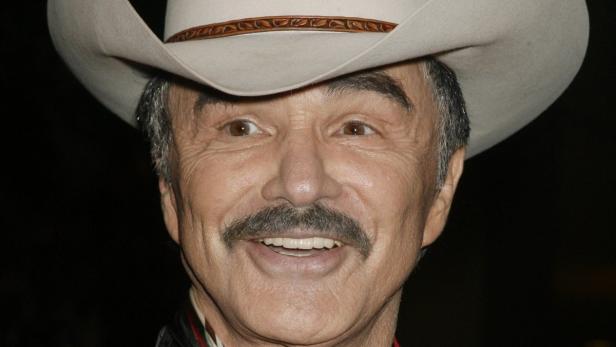 Porträt von Burt Reynolds mit Cowboyhut und Schnurrbart.