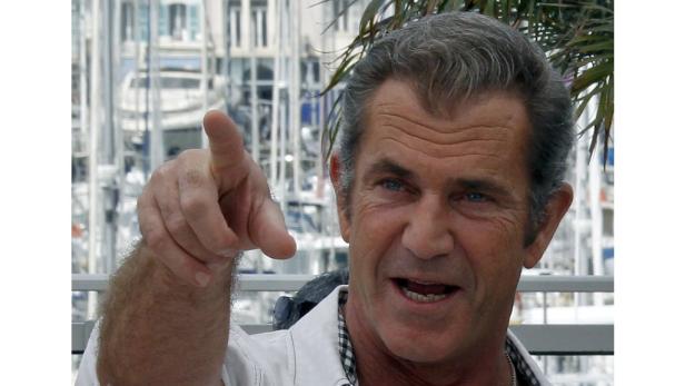 Mel Gibson zeigt mit dem Finger auf etwas.