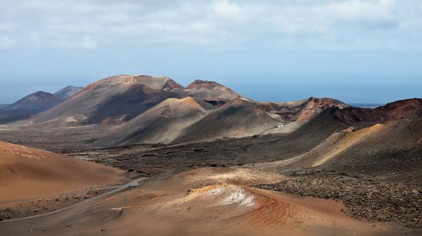 Blick auf die Vulkanlandschaft des Timanfaya Nationalparks auf Lanzarote.
