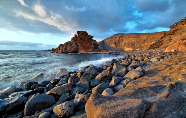 Eine felsige Küstenlandschaft mit einem markanten Felsen im Meer.