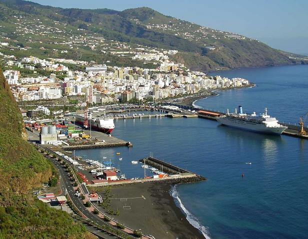 Blick auf Santa Cruz de La Palma mit Hafen und Kreuzfahrtschiff.