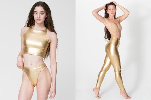 Zwei Frauen posieren in glänzenden, goldenen Outfits vor einem weißen Hintergrund.