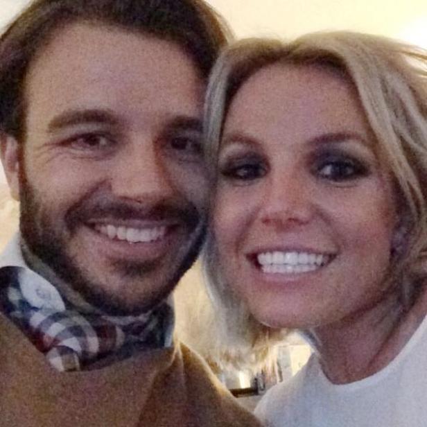 Britney Spears macht ein Selfie mit einem Mann.