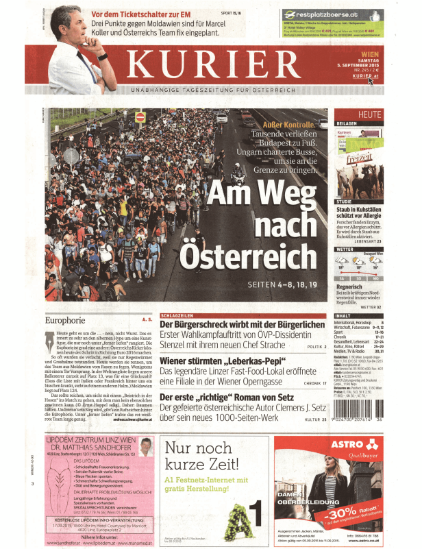 Eine Menschenmenge ist auf dem Weg nach Österreich.
