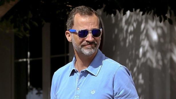 König Felipe von Spanien mit Sonnenbrille vor einem Gebäude.