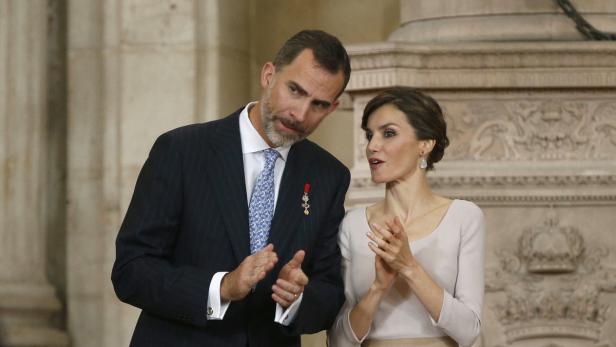 König Felipe VI. und Königin Letizia von Spanien applaudieren.