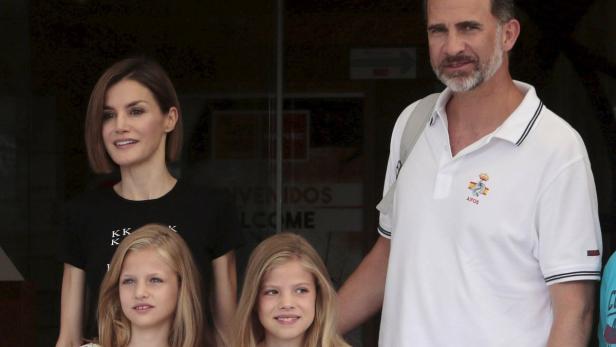 König Felipe, Königin Letizia und ihre Töchter Leonor und Sofía posieren für ein Foto.