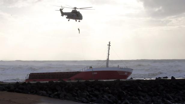 Ein Hubschrauber rettet eine Person von einem gestrandeten Schiff namens „Luno“.