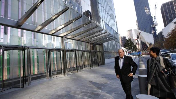 Zwei Personen gehen vor dem World Trade Center entlang.