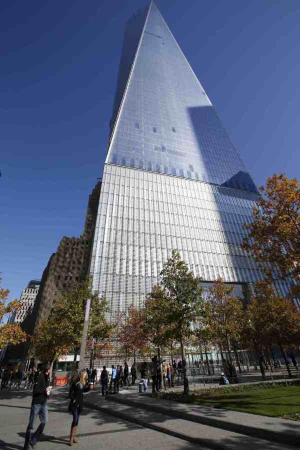 Das One World Trade Center in New York City an einem sonnigen Tag.