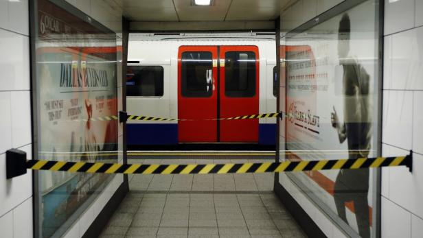 Eine U-Bahn der Londoner U-Bahn steht hinter einem Absperrband an einem Bahnsteig.