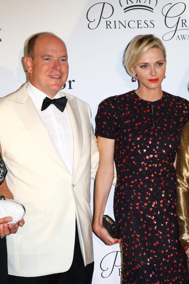 Fürst Albert II. und Charlène von Monaco posieren auf dem roten Teppich.
