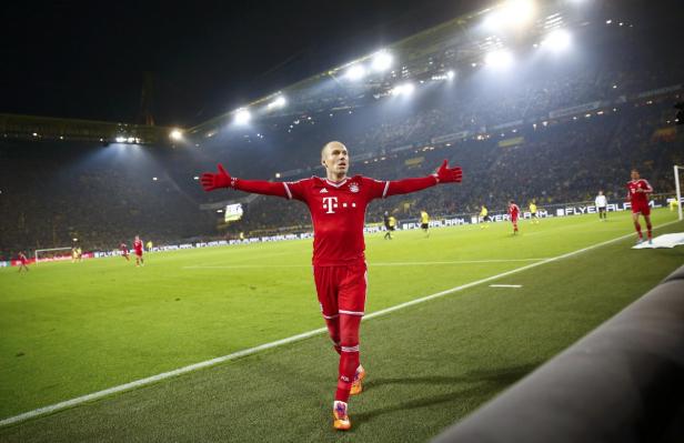 Arjen Robben jubelt im roten Bayern München Trikot auf dem Spielfeld.