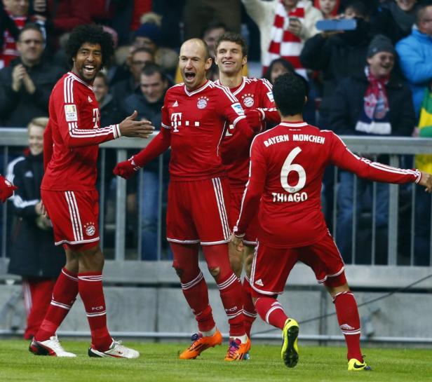 Fußballspieler des FC Bayern München jubeln auf dem Spielfeld.