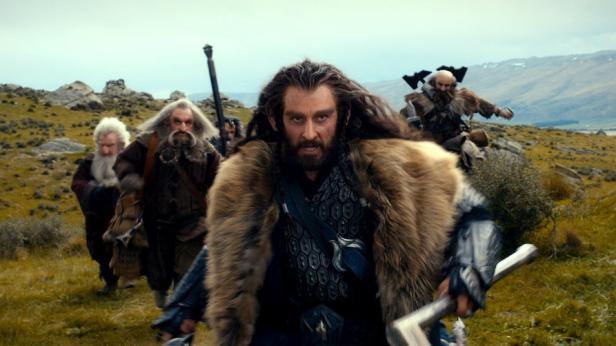 Thorin Eichenschild führt eine Gruppe Zwerge durch eine hügelige Landschaft.