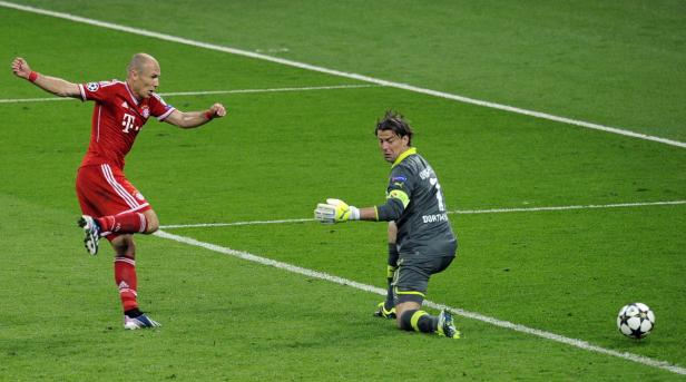 Arjen Robben schießt auf das Tor, während der Torwart von Borussia Dortmund kniet.
