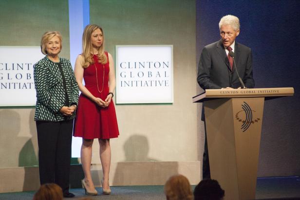 Hillary Clinton, Chelsea Clinton und Bill Clinton auf einer Bühne der Clinton Global Initiative.