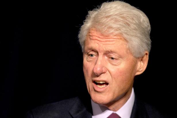 Ein Porträt von Bill Clinton vor einem schwarzen Hintergrund.