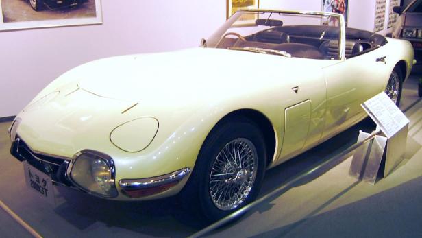 Ein weißer Toyota 2000GT Roadster wird ausgestellt.