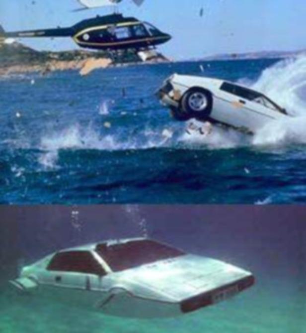 Ein Auto stürzt ins Meer, während ein Hubschrauber darüber fliegt; darunter eine Aufnahme des Autos unter Wasser.