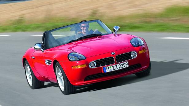 Ein roter BMW Z8 Roadster fährt auf einer Landstraße.