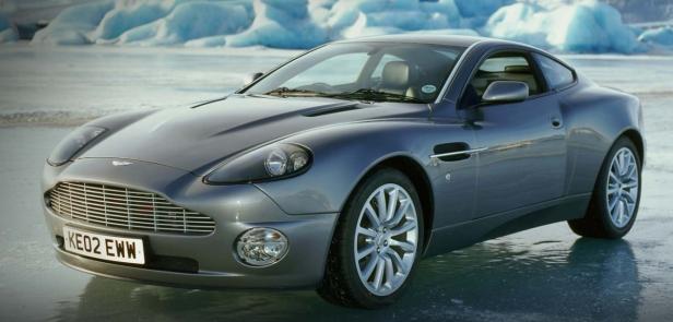Ein grauer Aston Martin Vanquish vor einer Eislandschaft.