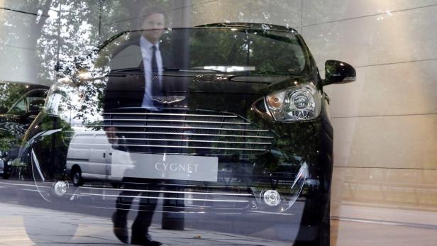 Ein schwarzer Aston Martin Cygnet steht in einem Ausstellungsraum.