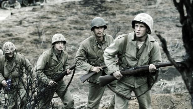 Eine Gruppe von US-Soldaten im Zweiten Weltkrieg rückt vor.