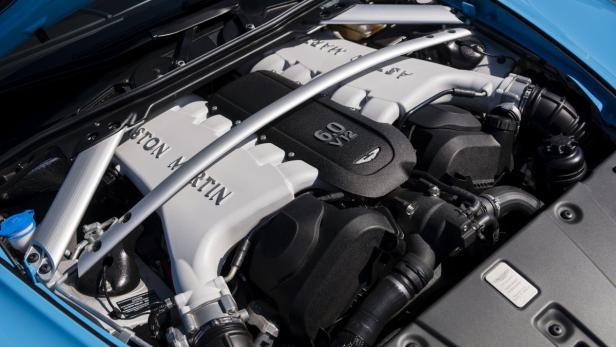Detailaufnahme des Motors eines Aston Martin mit der Aufschrift „6.0 V12“.