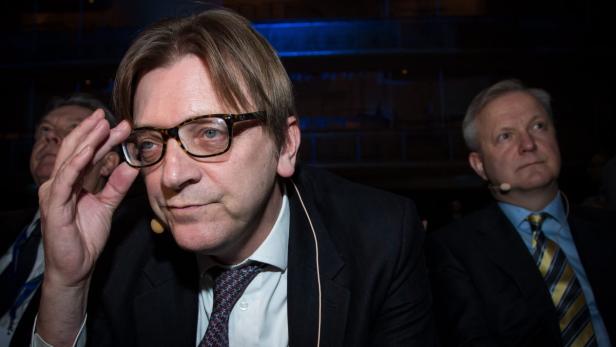 Ein Mann mit Brille und Anzug bei einer Veranstaltung.