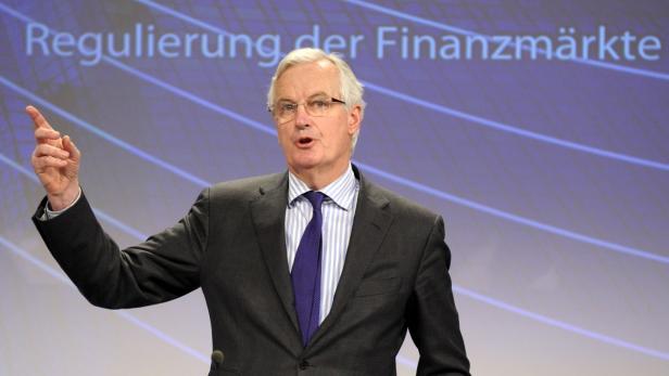 Michel Barnier spricht vor einem Hintergrund zum Thema „Regulierung der Finanzmärkte“.
