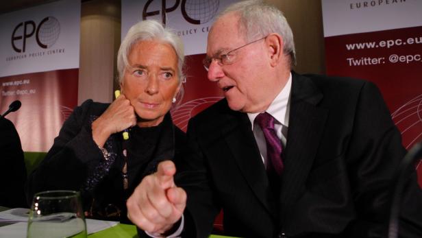 Christine Lagarde und ein Mann im Anzug bei einer Veranstaltung des European Policy Centre.