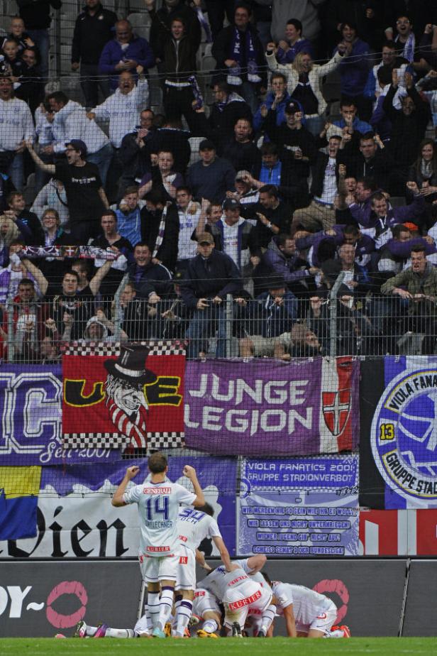 Fußballspieler des FK Austria Wien feiern ein Tor vor den Fans.