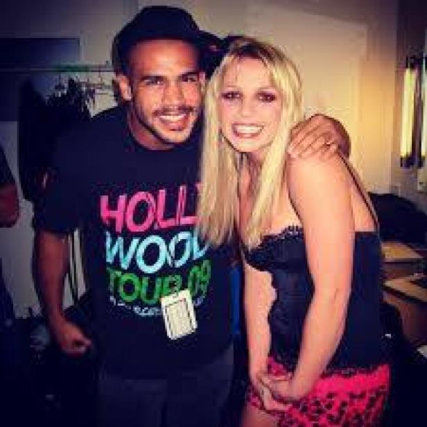 Britney Spears posiert mit einem Mann mit „Hollywood Tour 09“-T-Shirt für ein Foto.
