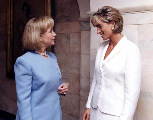 Hillary Clinton und Prinzessin Diana unterhalten sich.